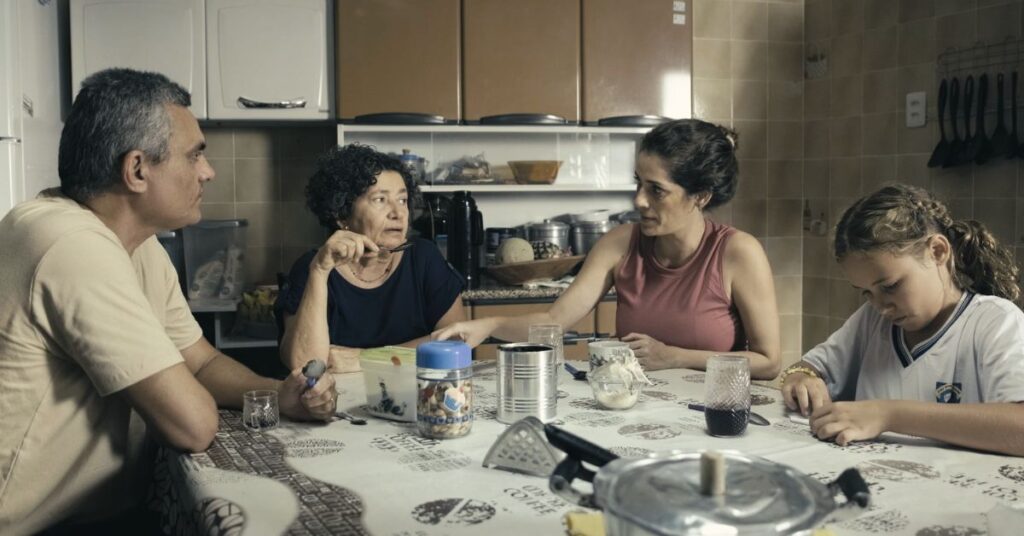Cena do filme Ressonância mostra família reunida em cozinha no RN, exemplo do cinema nordestino internacional.