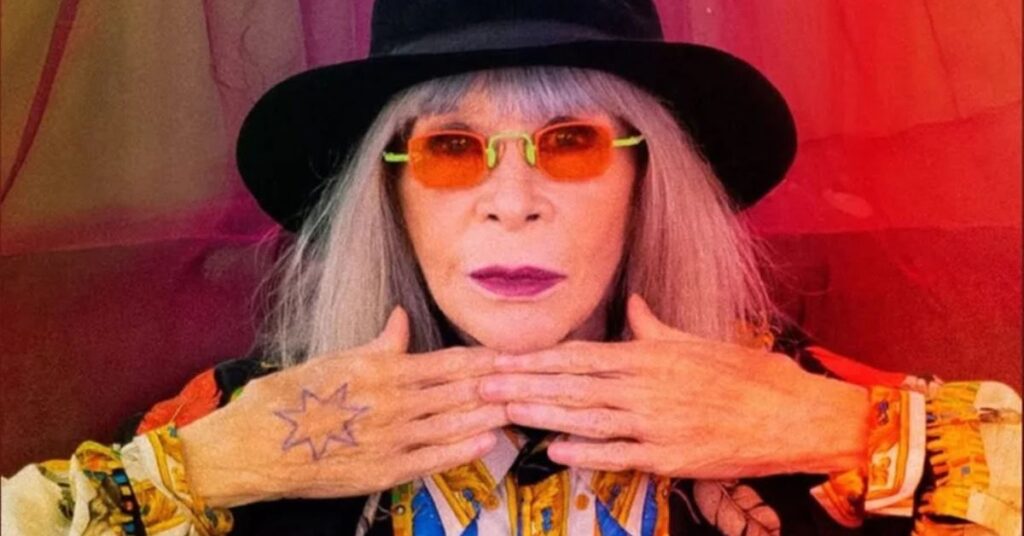 Rita Lee em imagem icônica associada ao clipe inédito encontrado dos anos 80