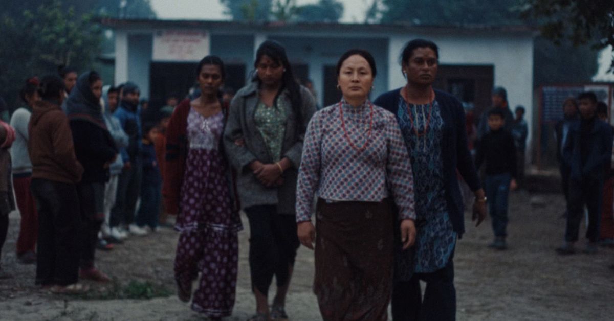Cena do filme Elefantes na Névoa, coprodução brasileira em Cannes, com mulheres caminhando em comunidade rural