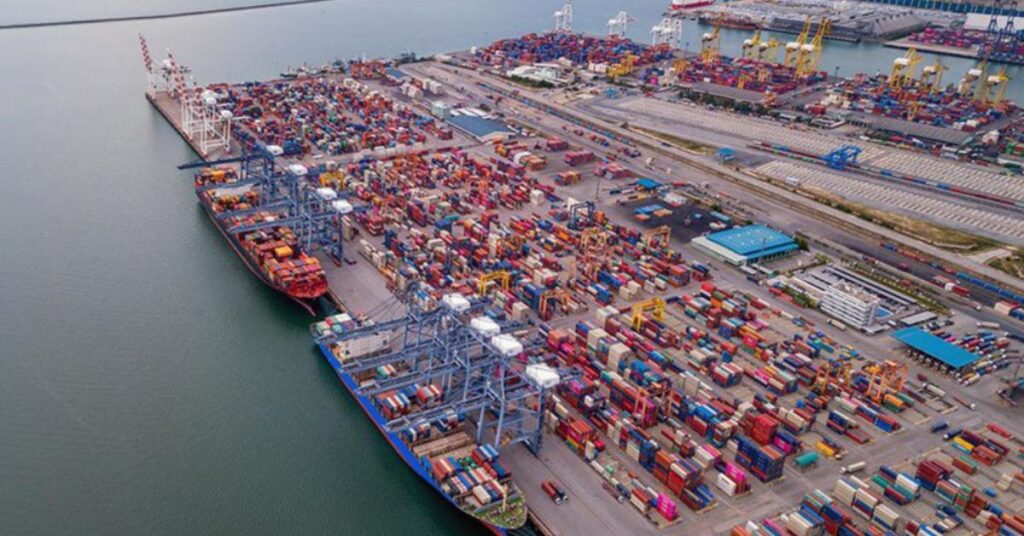 Crescimento da navegação brasileira com alta movimentação de contêineres em porto