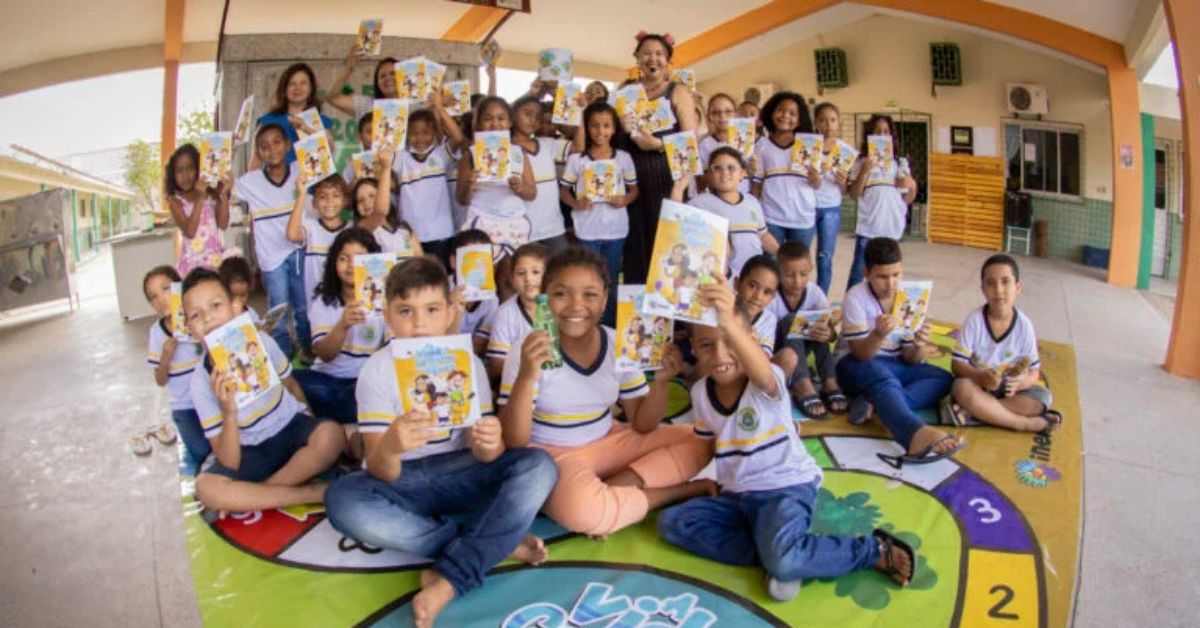 Crianças e jovens em projeto social financiado por destinar imposto de renda