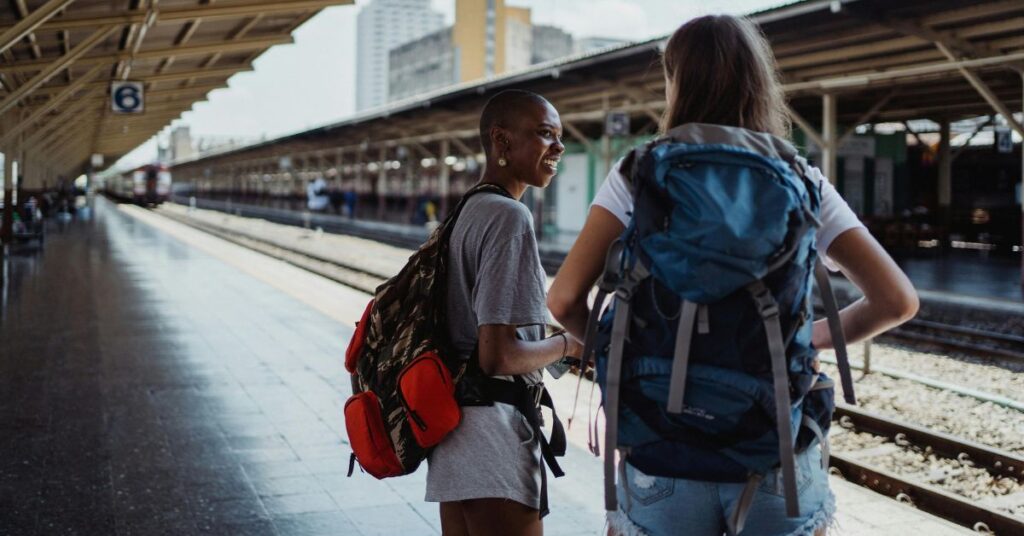 Mulheres viajando sozinhas com mochilas em estação de trem em destinos seguros para mulheres