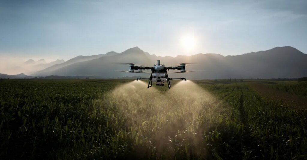 Drone realizando pulverização em lavoura no Brasil mostrando avanço dos drones na agricultura