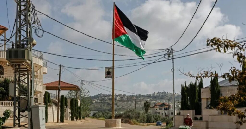 Bandeira da Palestina em área urbana durante eleições na Palestina em meio à guerra em Gaza