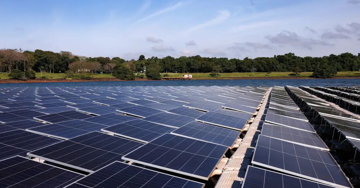 Painéis de energia solar em Itaipu instalados sobre o reservatório da usina hidrelétrica