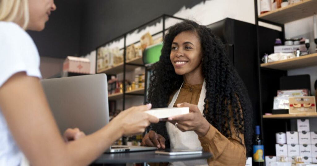 Empreendedora realizando venda direta ao cliente em feira do empreendedor da Alece