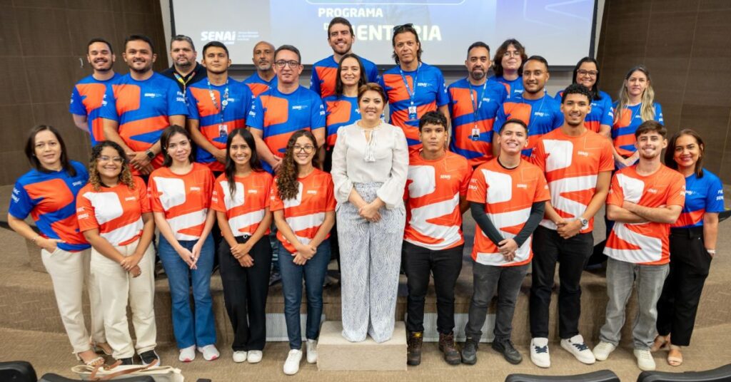Alunos e equipe do SENAI Ceará durante lançamento do programa de formação de novos docentes técnicos