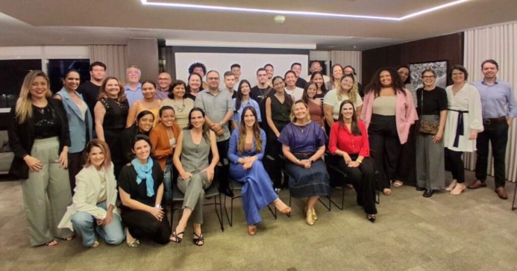 Jovens e mentores reunidos em encontro da Fundação Beto Studart sobre carreira e reputação
