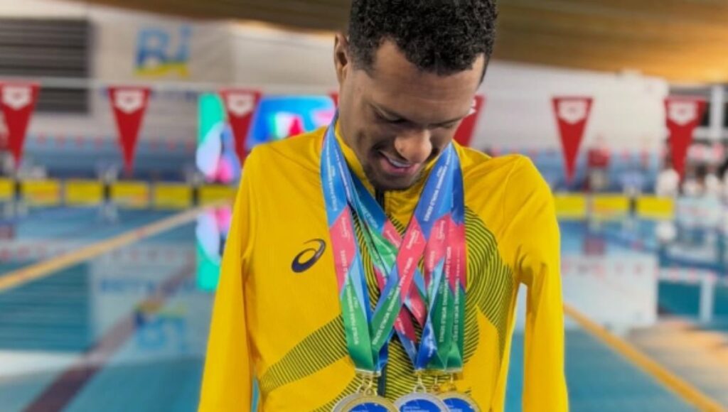 Gabriel Araújo, o Gabrielzinho, com medalhas após temporada que levou à vitória no Laureus