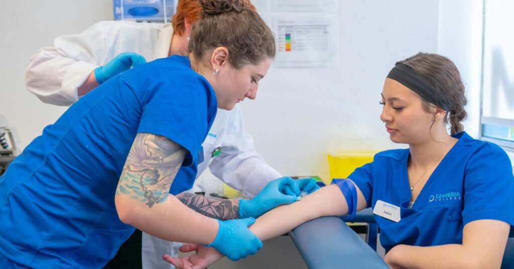 Profissionais de enfermagem realizam atendimento clínico em ambiente hospitalar durante jornada de enfermeiros