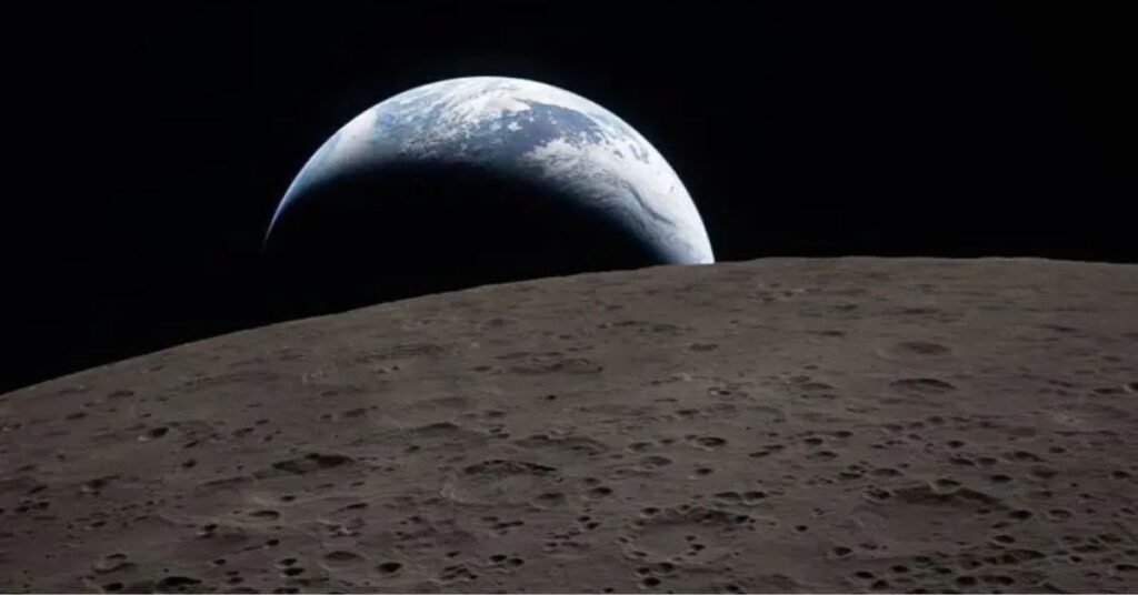 Lado oculto da Lua com a Terra surgindo no horizonte vista do espaço