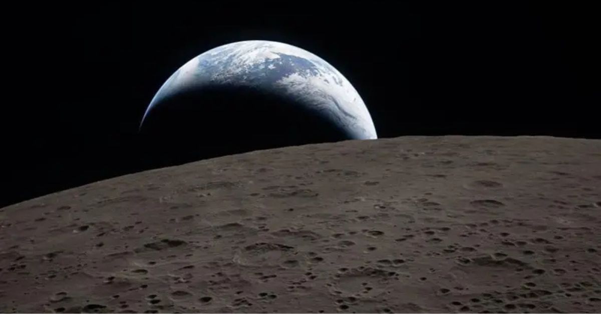 Lado oculto da Lua com a Terra surgindo no horizonte vista do espaço