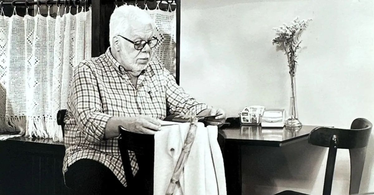 legado de Manoel Carlos em momento íntimo retratando o autor em casa