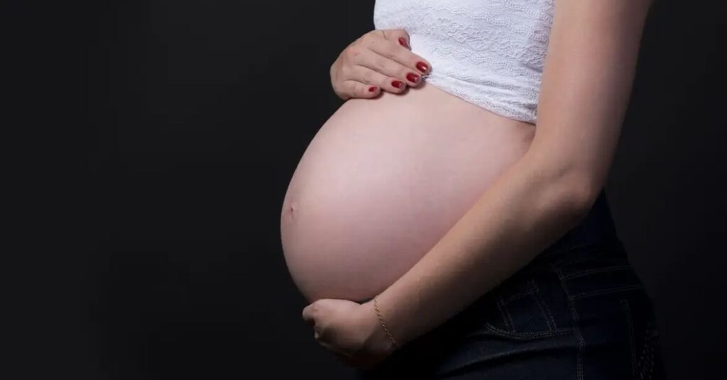 Gestante segura barriga durante gravidez em contexto da lei das doulas no Brasil