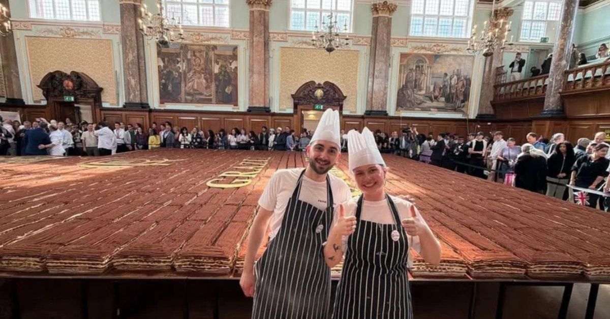 Chefs posam ao lado do maior tiramisu do mundo montado em Londres com mais de 440 metros