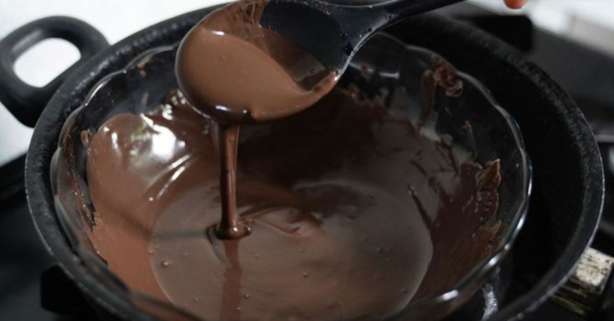 Mulheres da Amazônia produzem chocolate artesanal derretido em processo tradicional