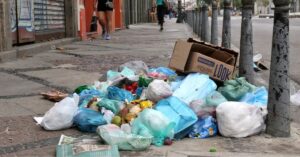Multa por jogar lixo na rua pode melhorar cidades e evitar alagamentos