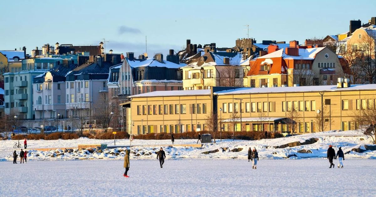 Pais mais feliz do mundo: cidade na Finlândia com neve e pessoas caminhando ao ar livre