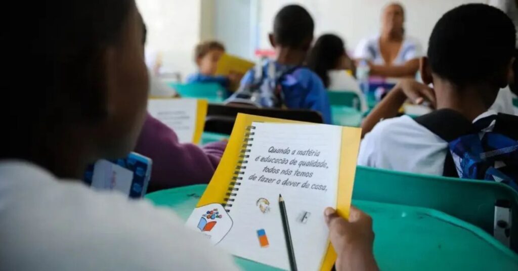 Alunos em sala de aula durante atividade escolar no contexto do Plano Nacional de Educação
