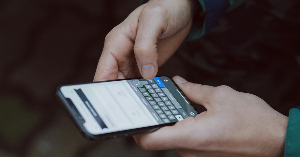 plataforma da Unifor para prevenção do câncer sendo acessada no celular para identificar riscos em produtos