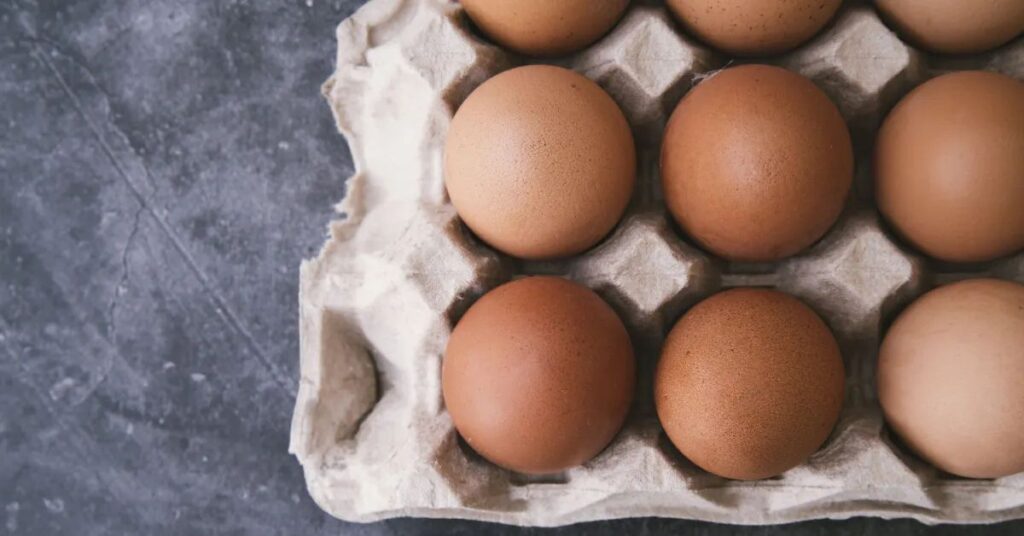 Preço dos ovos em queda no Brasil após alta, com caixa de ovos em destaque