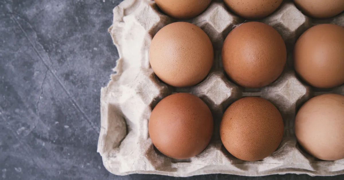 Preço dos ovos em queda no Brasil após alta, com caixa de ovos em destaque