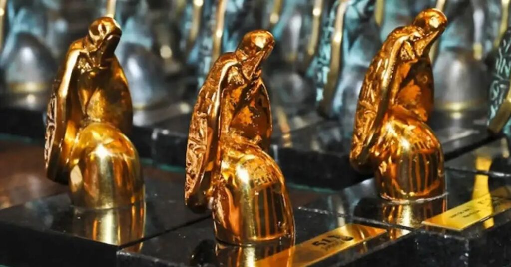 Troféus do Prêmio Jabuti 2026 alinhados em cerimônia da principal premiação literária do Brasil