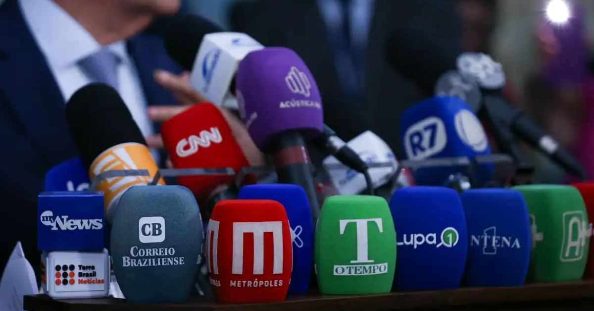 Ranking de liberdade de imprensa mostra jornalistas em coletiva no Brasil, país que superou os EUA