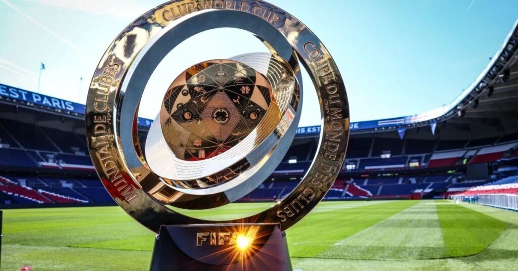 Troféu do Mundial de Clubes da FIFA em estádio representa ranking mundial de clubes e disputa por vagas em 2029