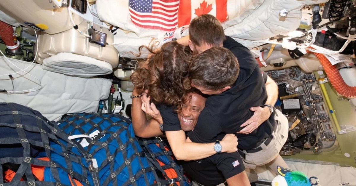 Astronautas da missão Artemis II se abraçam dentro da cápsula Orion antes do retorno à Terra