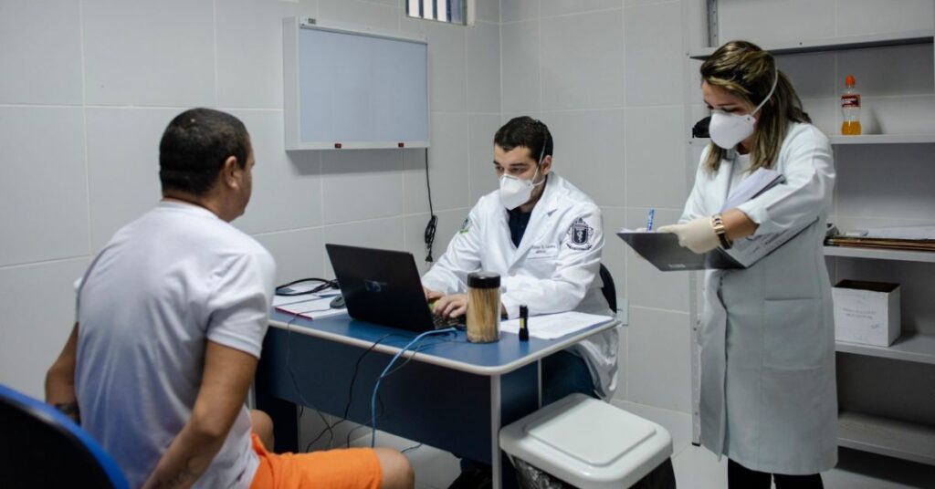 Atendimento médico em presídio mostra ampliação da saúde no sistema prisional no Brasil