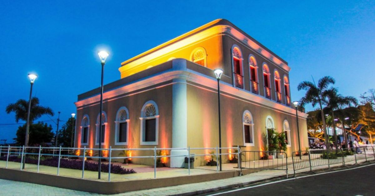 Memorial Edson Queiroz iluminado durante a Semana Chanceler Edson Queiroz em Cascavel CE