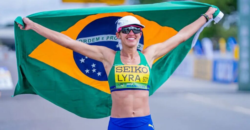 Atleta brasileira comemora com bandeira na Semana Nacional do Esporte