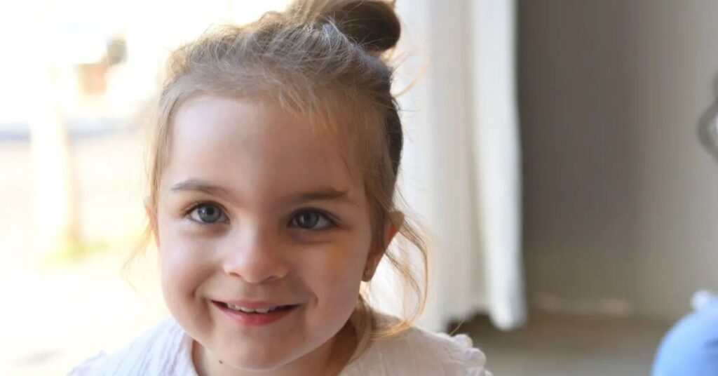 Criança brasileira com doença rara que pode receber terapia gênica para doenças raras