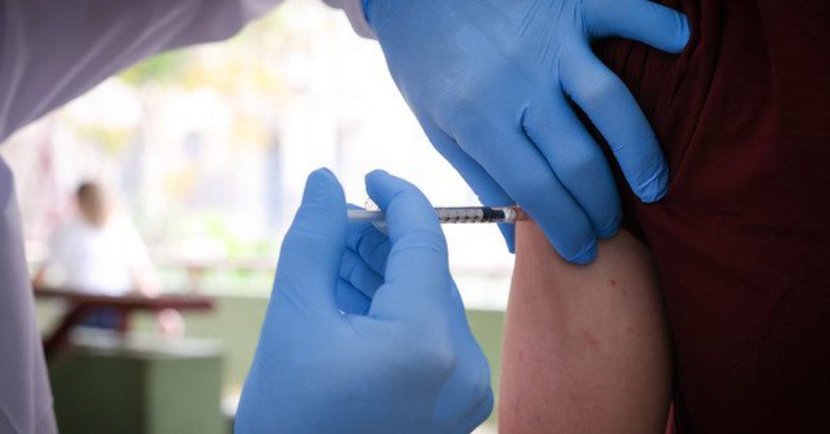 Profissional de saúde aplica vacina contra bronquiolite em adulto após ampliação autorizada pela Anvisa