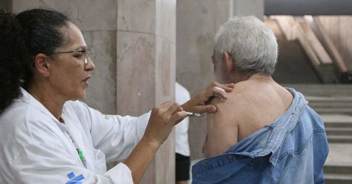 Idoso recebe vacina contra covid em unidade do SUS em 2026