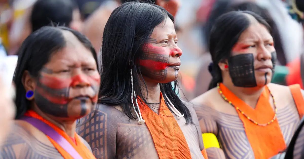 Mulheres indígenas em aldeia durante ação de vacinação em territórios indígenas no Brasil
