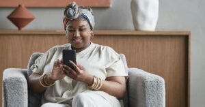 App de consulta de antecedentes vira ferramenta de segurança para mulheres antes de encontros