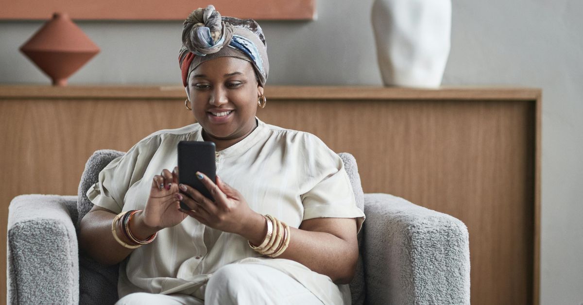 Mulher usa app de consulta de antecedentes antes de encontro marcado pela internet