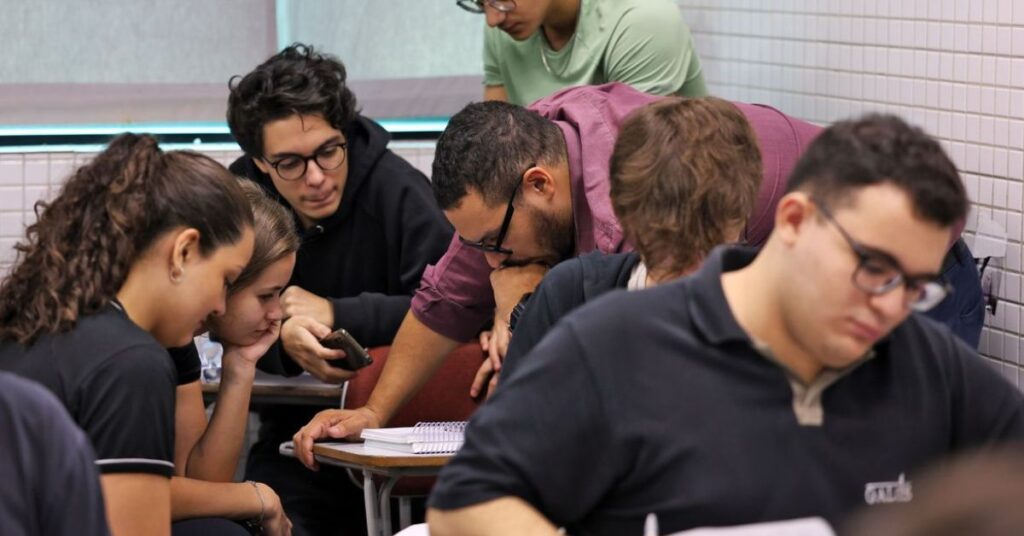 Estudantes em sala de aula durante preparação para o atendimento especializado no Enem 2026 e acesso ao ensino superior.