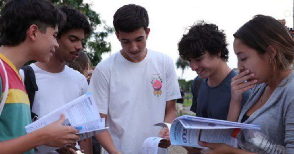 Estudantes da rede pública consultam material do Enem após mudança na avaliação da educação básica