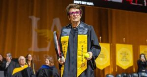 Lenda do tênis, Billie Jean King conclui faculdade aos 82 anos e inspira retomada dos estudos