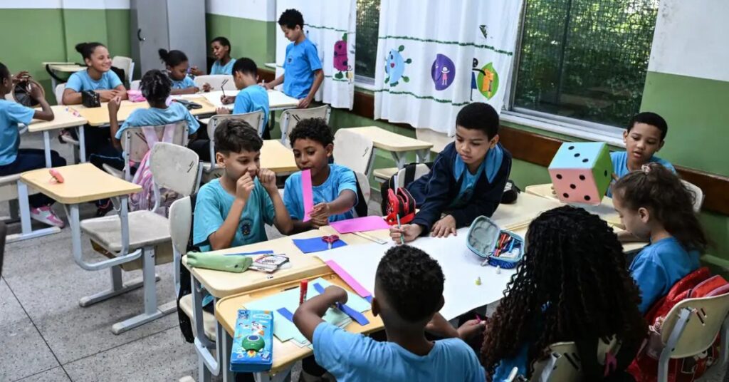 Alunos em sala de aula durante atividade escolar em imagem sobre Brasil atinge maior IDH da história