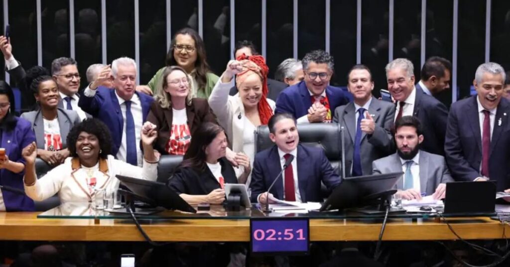Deputados comemoram aprovação do fim da escala 6x1 na Câmara com jornada de 40 horas semanais