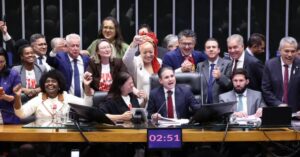 Câmara aprova fim da escala 6×1 e muda jornada para 40 horas; texto segue para Senado