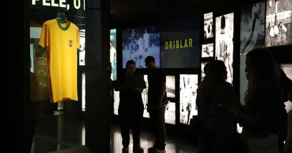 Camisa usada por Pelé na Copa de 1970 em exposição sobre camisas da seleção brasileira no Museu do Futebol