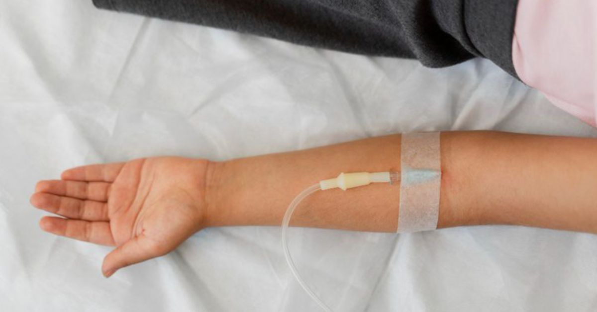 Paciente realiza tratamento intravenoso contra câncer de mama HER2-positivo após aprovação de nova terapia pela Anvisa