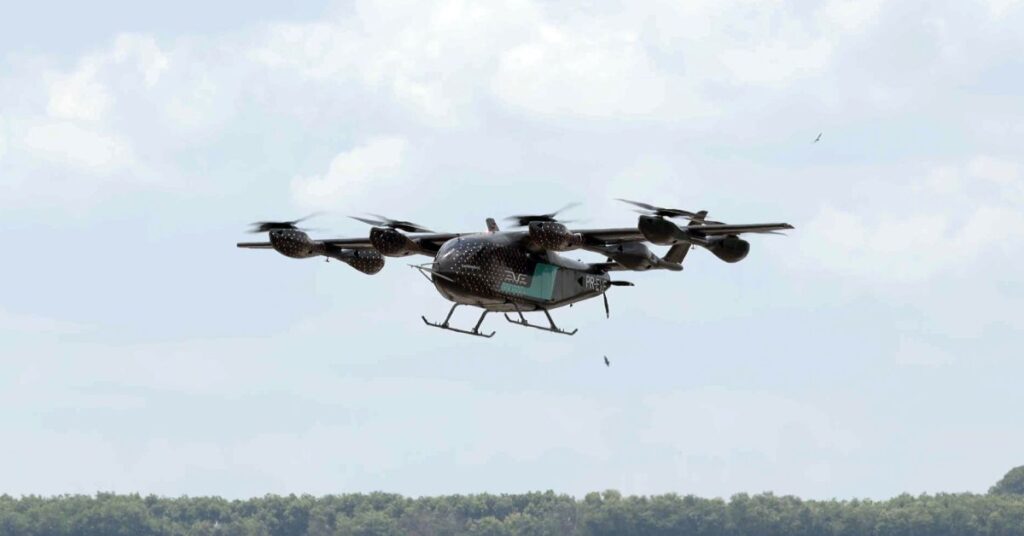 Carro voador da Embraer durante testes de voo da Eve Air Mobility no Brasil
