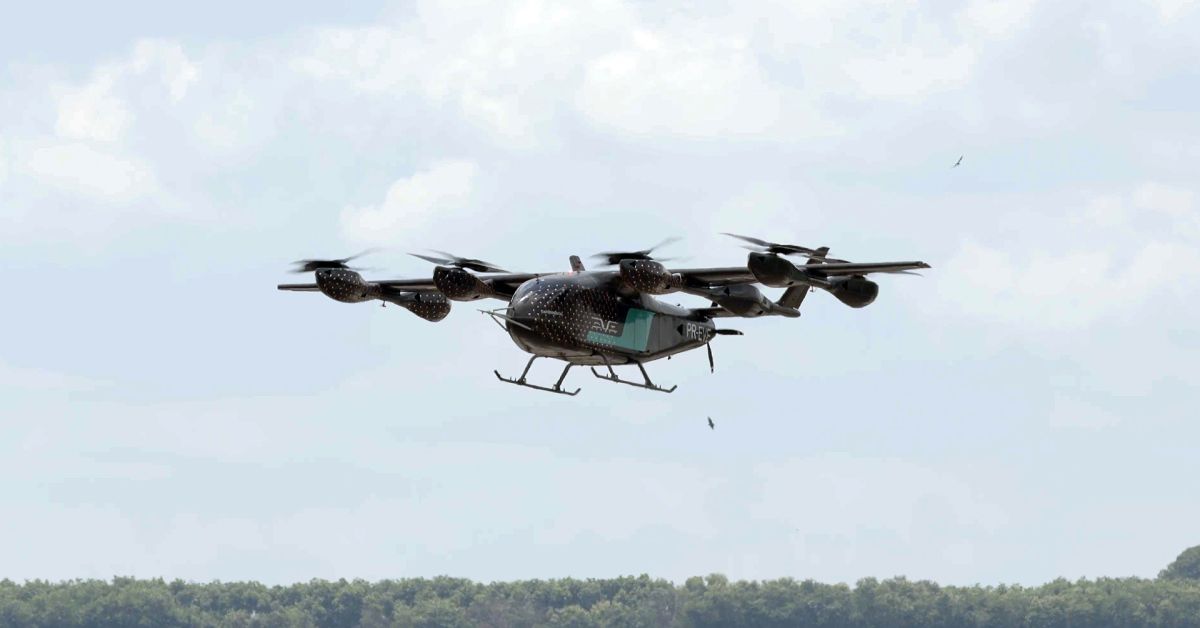 Carro voador da Embraer durante testes de voo da Eve Air Mobility no Brasil