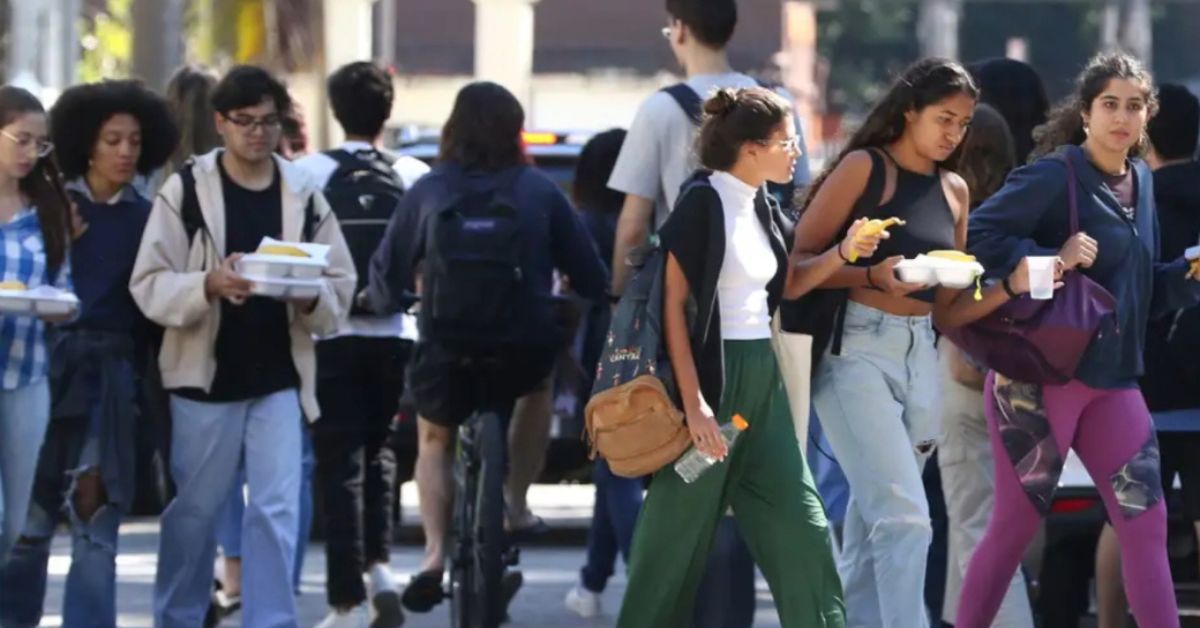 Jovens caminham em área urbana em imagem que representa como brasileiros veem o Brasil